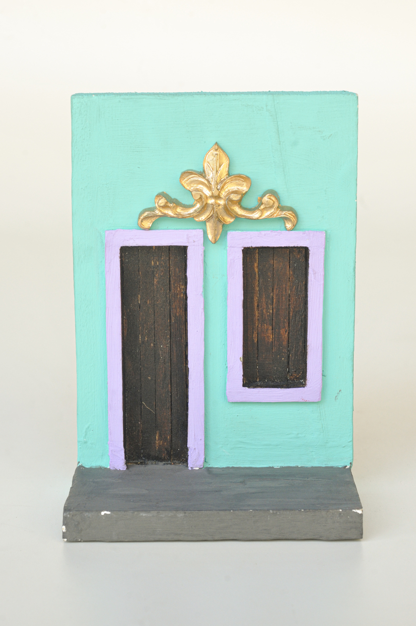 Escultura - Frente da Casa em Madeira