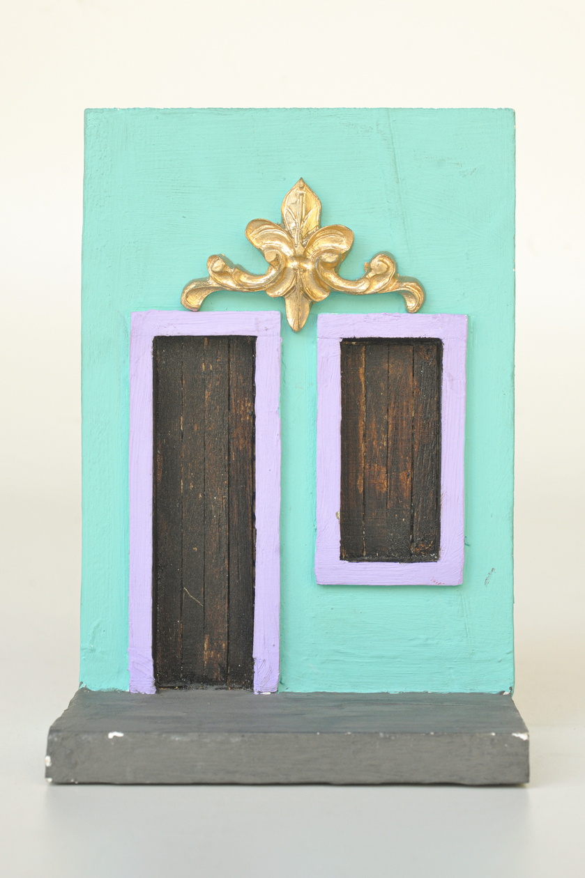 Escultura - Frente da Casa em Madeira - Image 2