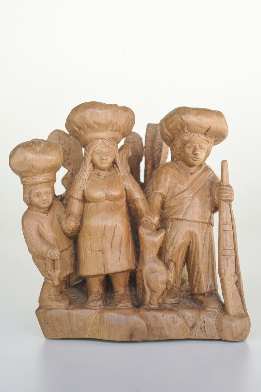 Escultura - "Imigrantes" em Madeira